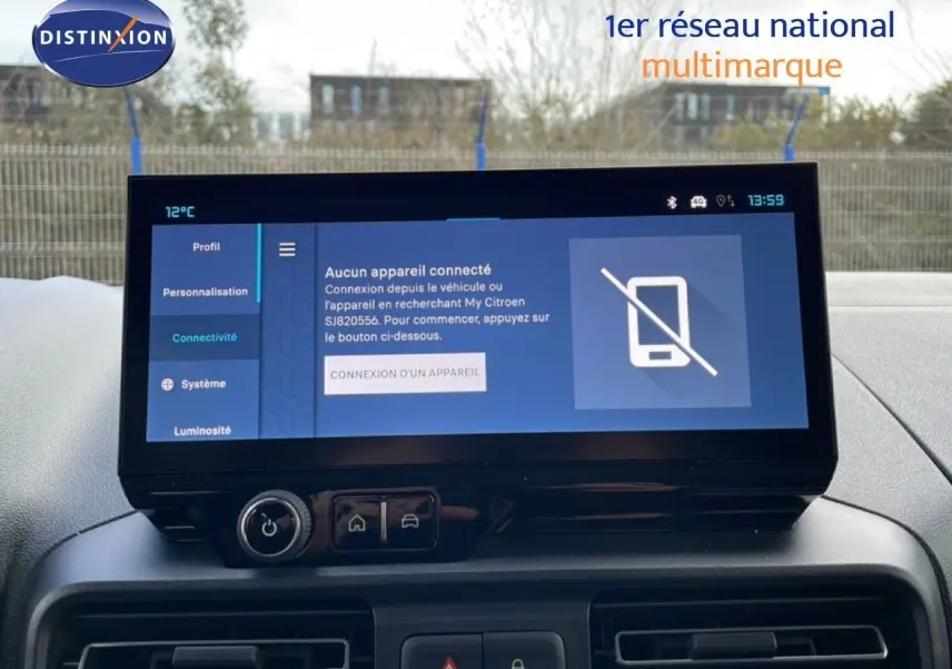 Vue avant du Citroën Berlingo blanc glacier 2025, mettant en valeur l'écran tactile central et la console noire.