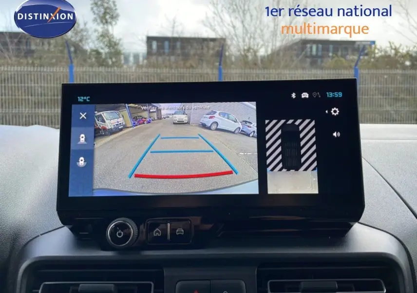 Écran central du Citroën Berlingo Multispace blanc glacier 2025 montrant la caméra de recul avec guidage de trajectoire.