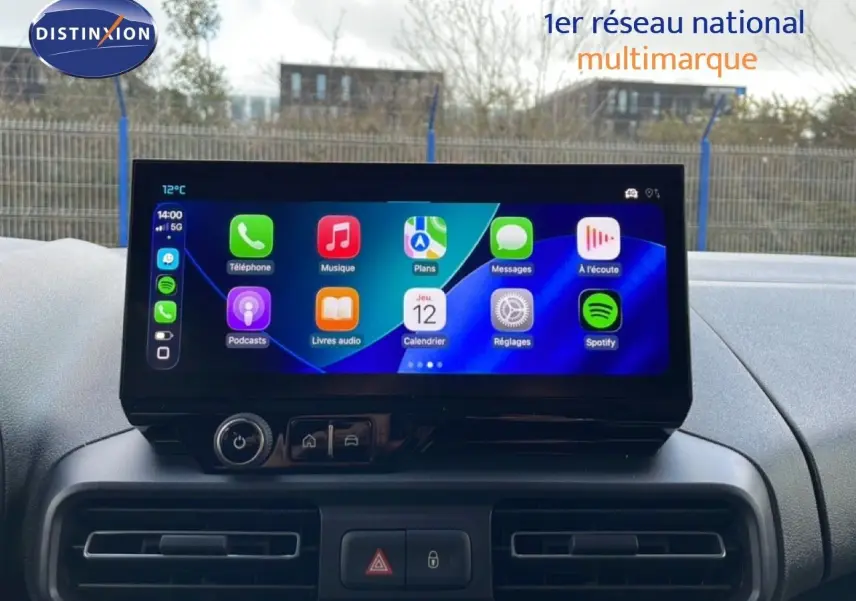 Vue intérieure centrée sur l'écran tactile du tableau de bord du Citroën Berlingo blanc glacier 2025.