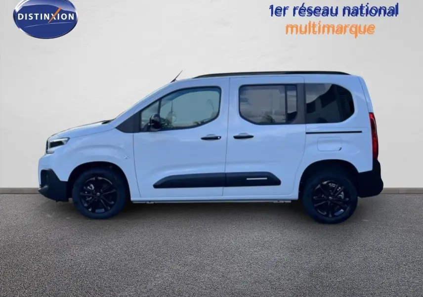 Profil latéral droit d'un Citroën Berlingo Multispace blanc glacier avec jantes noires et protections latérales noires.