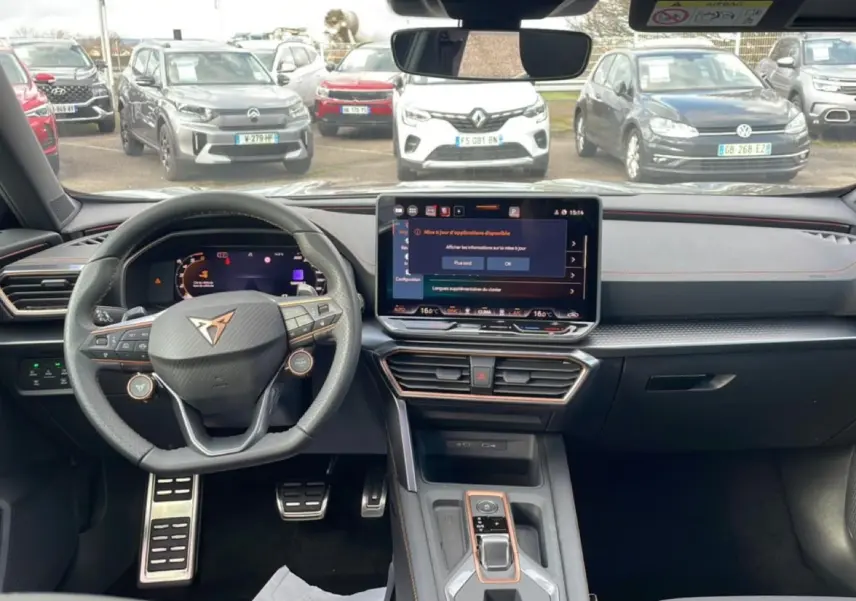 Intérieur du CUPRA Formentor 2.0 TDI 150 DSG7 2026, vue frontale sur le tableau de bord et volant cuir sport noir.