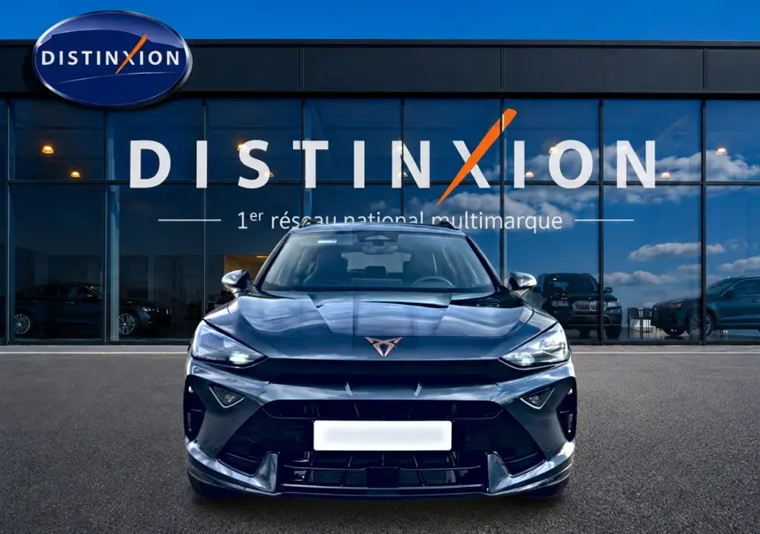 Vue frontale du CUPRA Formentor gris magnétique 2026, mettant en valeur ses phares LED et son logo distinctif sur calandre noire.