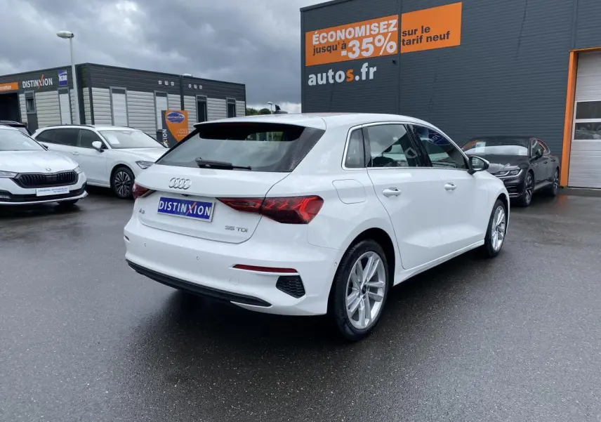 Audi A3 Sportback blanc Ibis vue 3/4 arrière droit, jantes alliage Audi Sport 18 pouces et feux LED dynamiques.