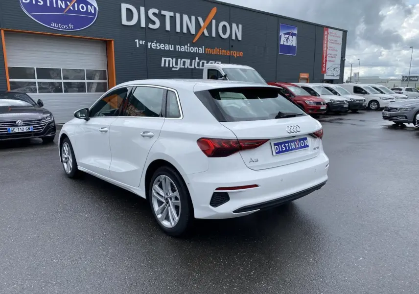 Audi A3 Sportback blanc Ibis vue 3/4 arrière droit avec jantes alliage léger et feux arrière LED dynamiques