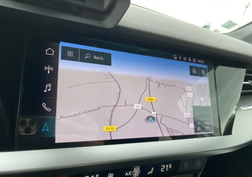 Écran central tactile de navigation Audi MMI montrant une carte routière avec itinéraire actif dans un A3 Sportback blanc.