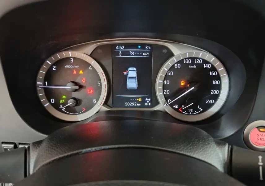 Vue rapprochée du tableau de bord du Nissan Navara 2018, affichant les compteurs et l'écran central numérique.