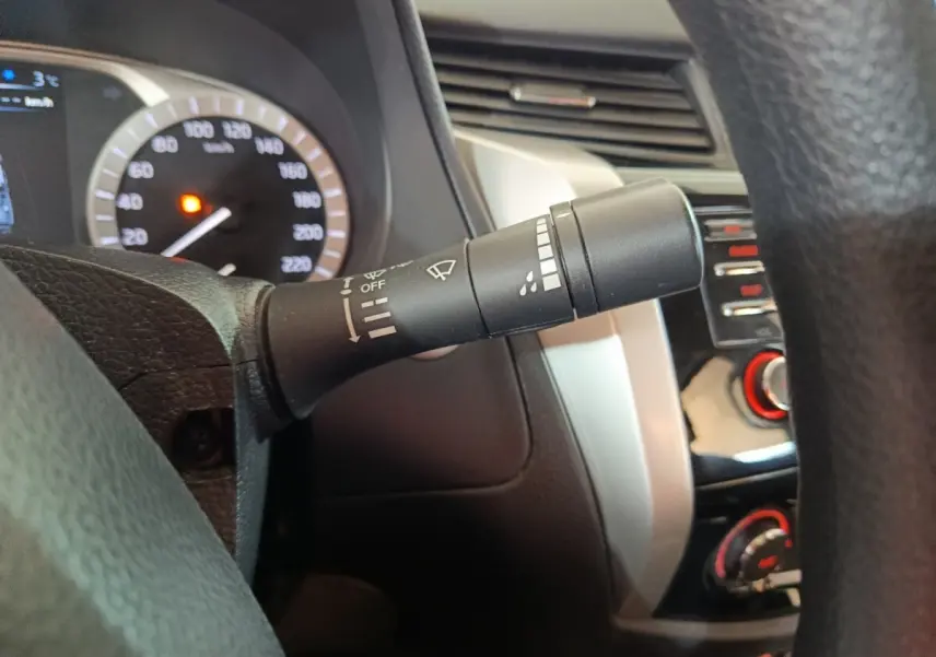 Gros plan sur la commande d’essuie-glace côté droit du tableau de bord gris clair du Nissan Navara 2018.