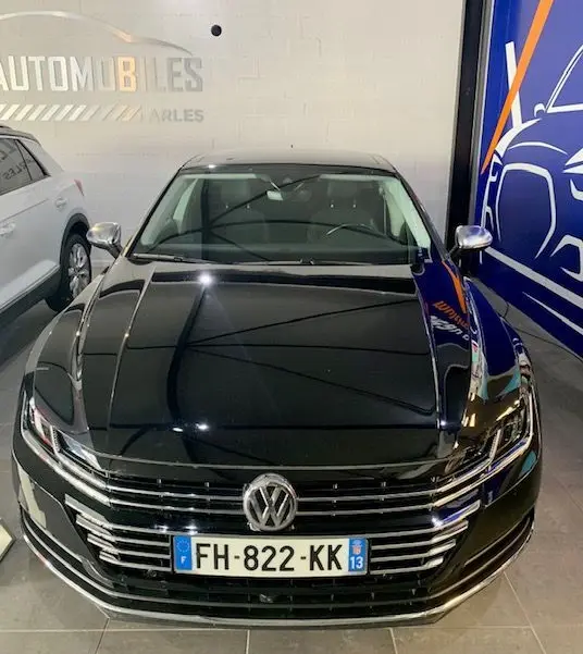 Vue frontale d'une Volkswagen Arteon noire 2019 avec calandre chromée et plaque d'immatriculation française visible.
