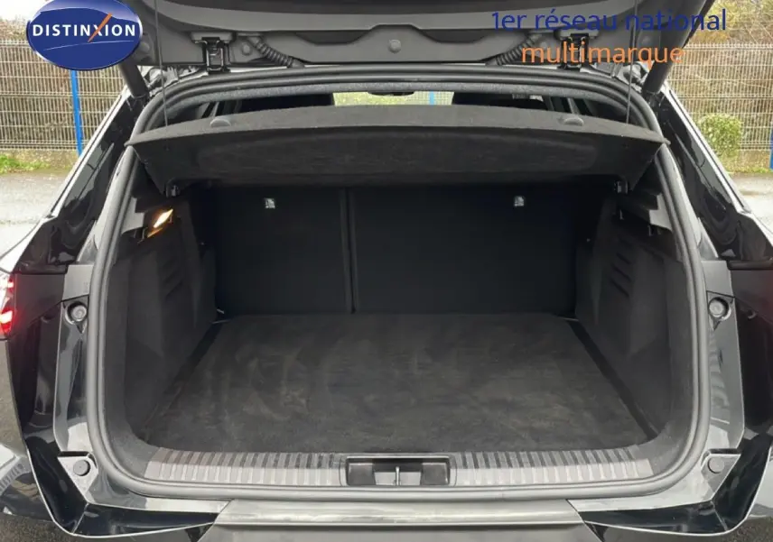 Coffre ouvert vu de l'arrière d'une Renault Symbioz noire étoile métal, montrant un espace de chargement vide et propre.