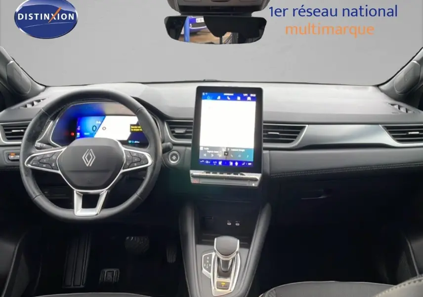 Vue intérieure avant du Renault Symbioz noir étoile métal, avec tableau de bord numérique et écran tactile central vertical.