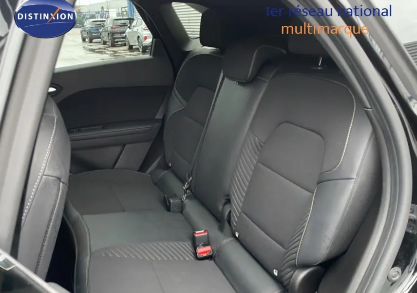 Vue intérieure côté droit montrant les sièges arrière en cuir noir étoile métal du Renault Symbioz 2025.