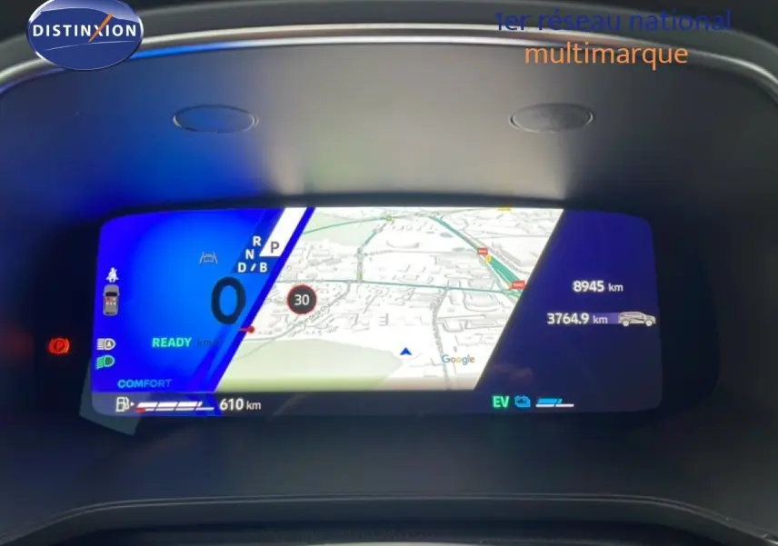 Affichage numérique du tableau de bord de la Renault Symbioz noir étoile métal, montrant la navigation et l'état hybride.
