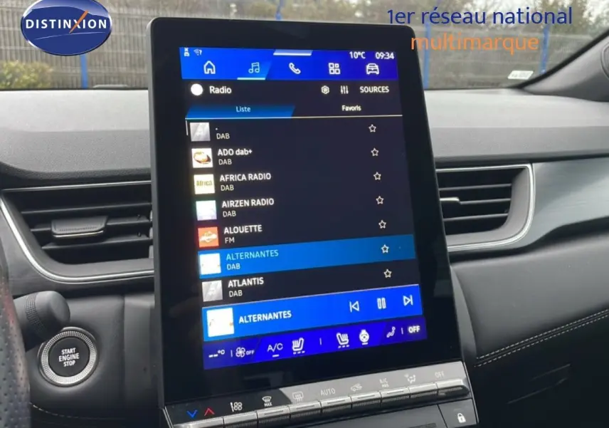 Écran tactile central en position verticale dans l’habitacle noir du Renault Symbioz 2025, affichant la liste des radios DAB.