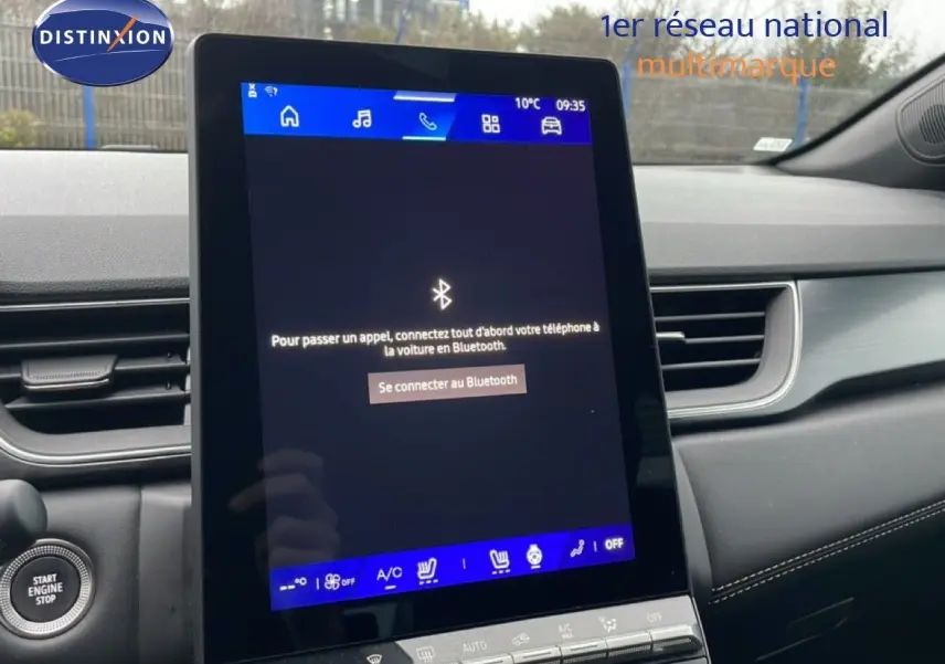 Vue intérieure du tableau de bord de la Renault SYMBIOZ 2025, écran tactile central noir avec commandes climatisation visibles.