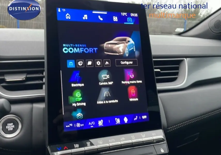 Vue intérieure centrée sur l'écran tactile du tableau de bord d'une Renault Symbioz noire étoile métal, affichant le mode confort.