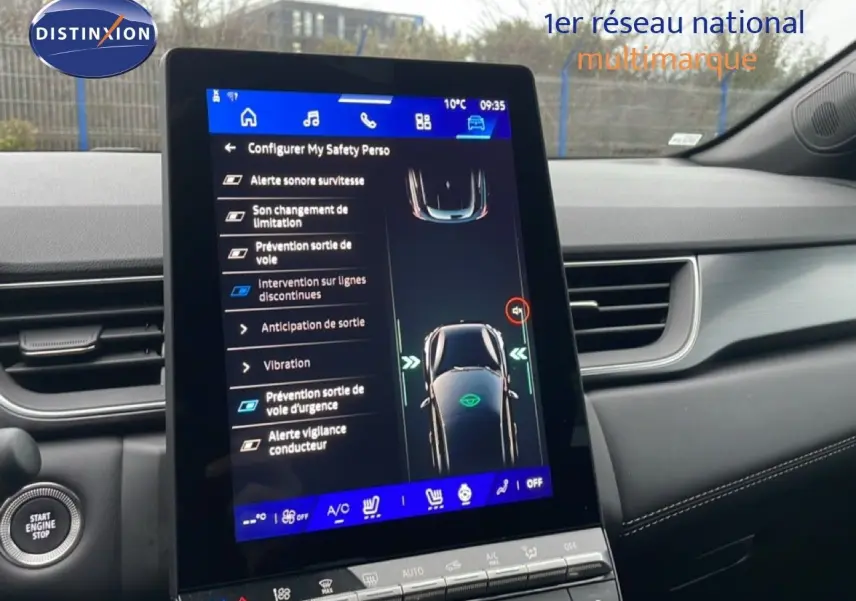 Vue intérieure centrée sur l'écran tactile du tableau de bord du Renault Symbioz noir étoile métal, affichant les options de sécurité.
