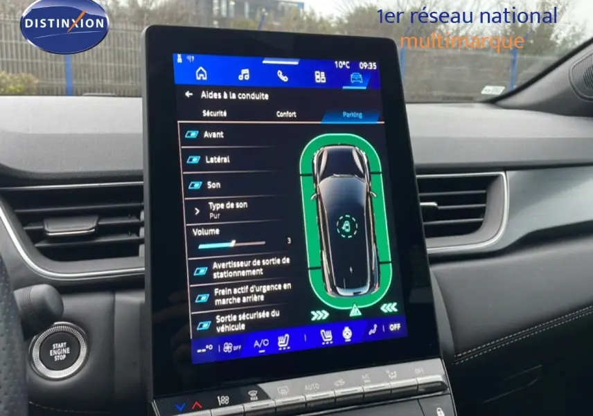 Vue intérieure centrée sur l'écran tactile du tableau de bord du Renault Symbioz noir étoile métal, affichant les aides à la conduite.