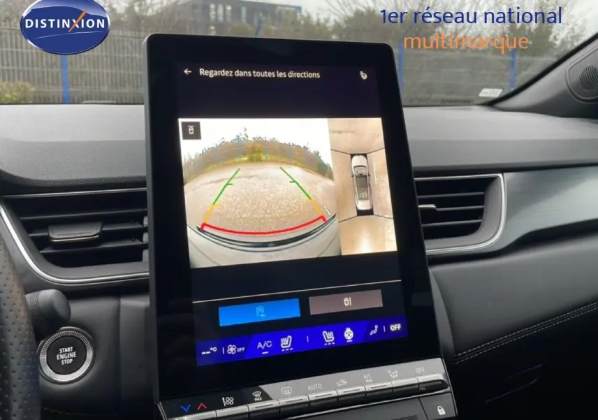 Vue intérieure du tableau de bord du Renault Symbioz 2025, écran tactile affichant la caméra de recul en mode nuit.