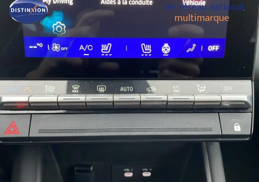 Gros plan sur la console centrale du Renault Symbioz 2025 noir étoile métal, affichage des commandes climatisation et boutons fonctionnels.