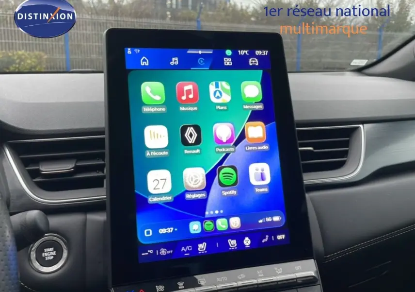 Vue intérieure centrée sur l'écran tactile vertical du tableau de bord du Renault Symbioz noir étoile métal, affichant les applications connectées.
