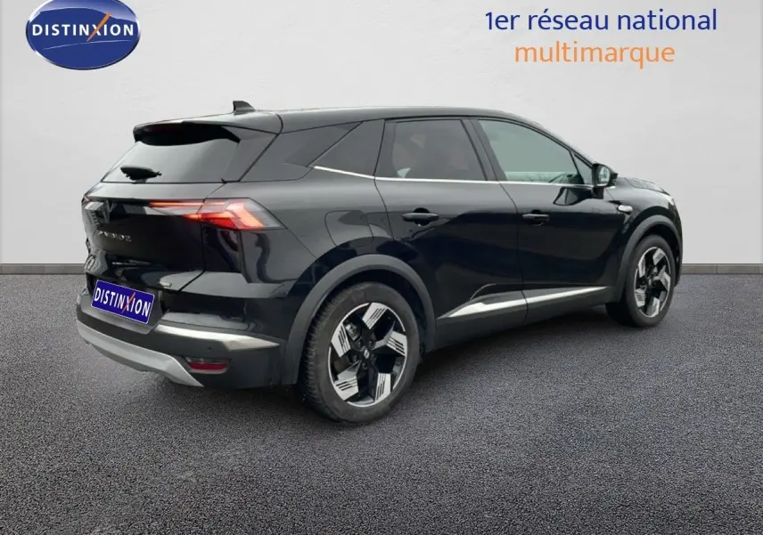 Vue 3/4 arrière droite d'un Renault Symbioz noir étoile métal avec jantes bicolores et lignes chromées sur les flancs.