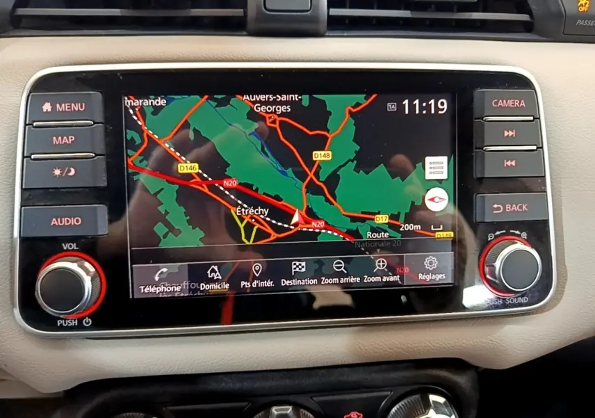 Écran tactile central du système de navigation de la Nissan Micra IG-T 100 Business Edition, affichage carte couleur.