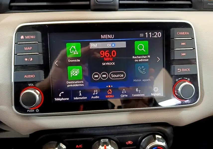 Écran tactile central de la Nissan Micra IG-T 100 Business Edition 2020, affichage menu radio et navigation.