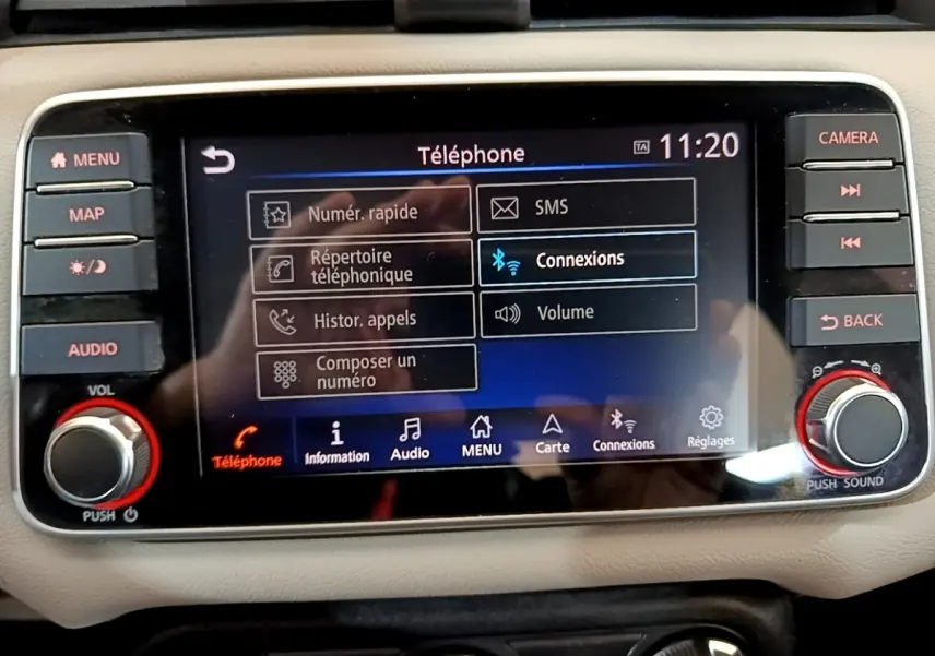 Écran tactile central de la Nissan Micra IG-T 100 Business Edition 2020 affichant le menu téléphone avec boutons latéraux noirs.