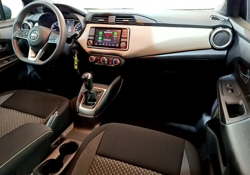 Vue intérieure avant droite de la Nissan Micra IG-T 100 Business Edition 2020 avec tableau de bord bicolore et écran tactile central.