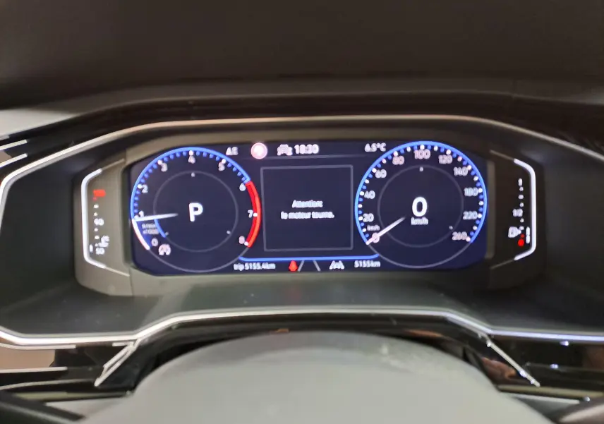 Vue rapprochée du combiné d'instruments digital du Volkswagen Taigo 1.5 TSI R-Line, affichage bleu et blanc.