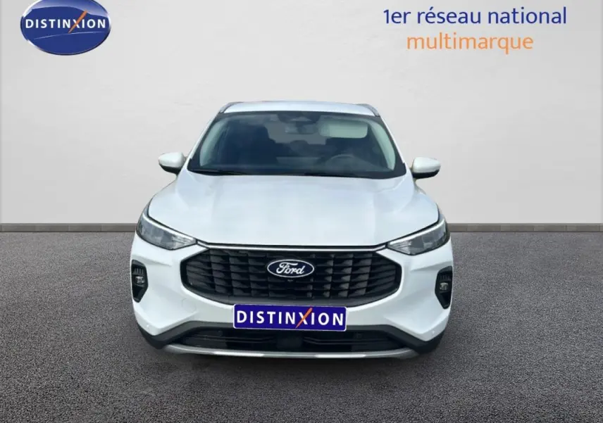 Vue avant d'un Ford Kuga blanc 2025 avec calandre noire et barres de toit visibles sur fond neutre.