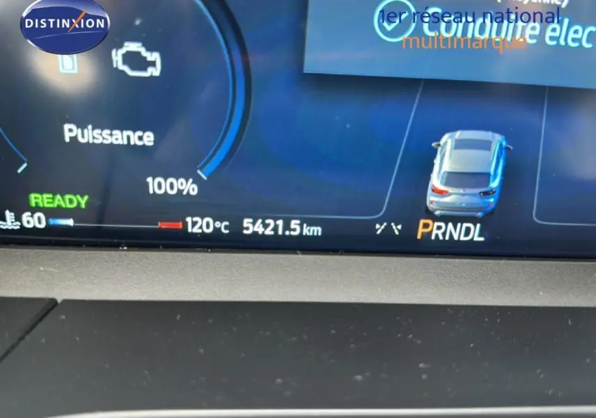 Vue rapprochée du tableau de bord numérique du Ford Kuga blanc, affichant la puissance et le kilométrage.