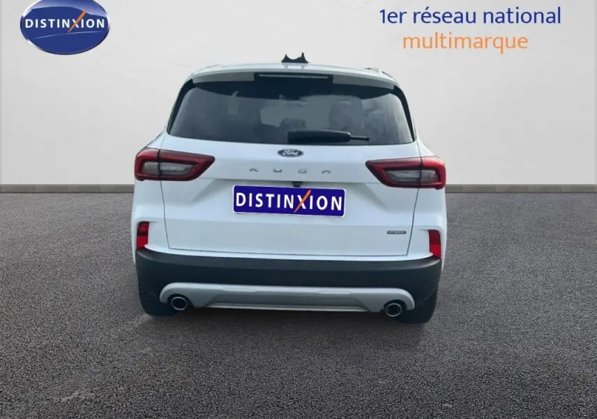 Vue arrière d'un Ford Kuga blanc 2025 avec barres de toit et feux arrière LED distinctifs.