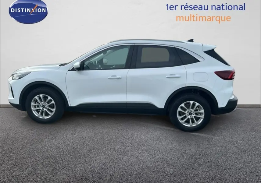 Vue de profil côté gauche d'un Ford Kuga blanc 2025 avec jantes alliage 17 pouces et vitres surteintées.