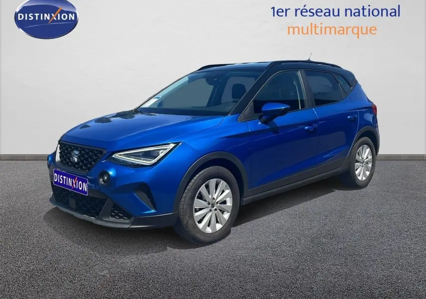 SEAT Arona bleu saphir métal avec toit noir, vue 3/4 avant droit sur fond neutre.