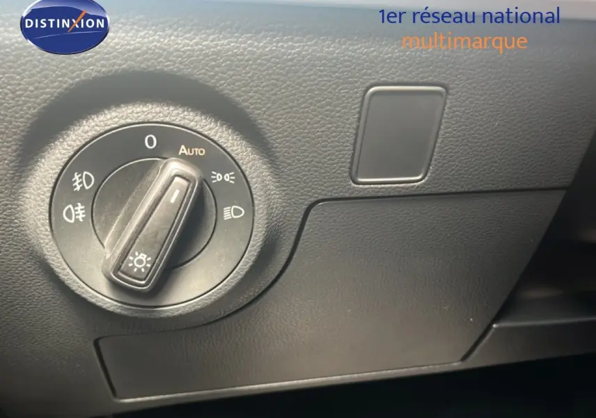Gros plan sur le bouton de commande des phares dans l’habitacle noir du SEAT Arona 2025.