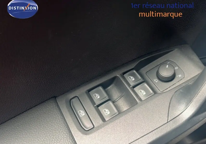 Gros plan sur les commandes des vitres électriques et réglage des rétroviseurs côté conducteur du SEAT Arona bleu saphir 2025.