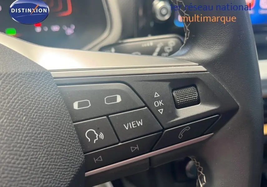 Gros plan sur les commandes au volant côté gauche du SEAT Arona 2025, finition Style Special Edition bleu saphir.
