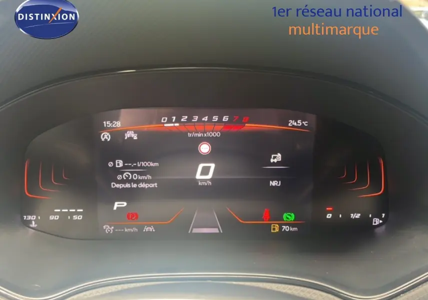 Tableau de bord numérique de la SEAT Arona 2025, affichage digital avec compte-tours et vitesse à 0 km/h.