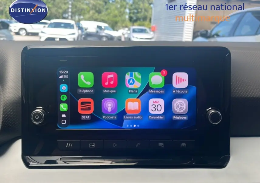 Écran tactile central du tableau de bord du SEAT Arona 2025 affichant les applications connectées en interface colorée.