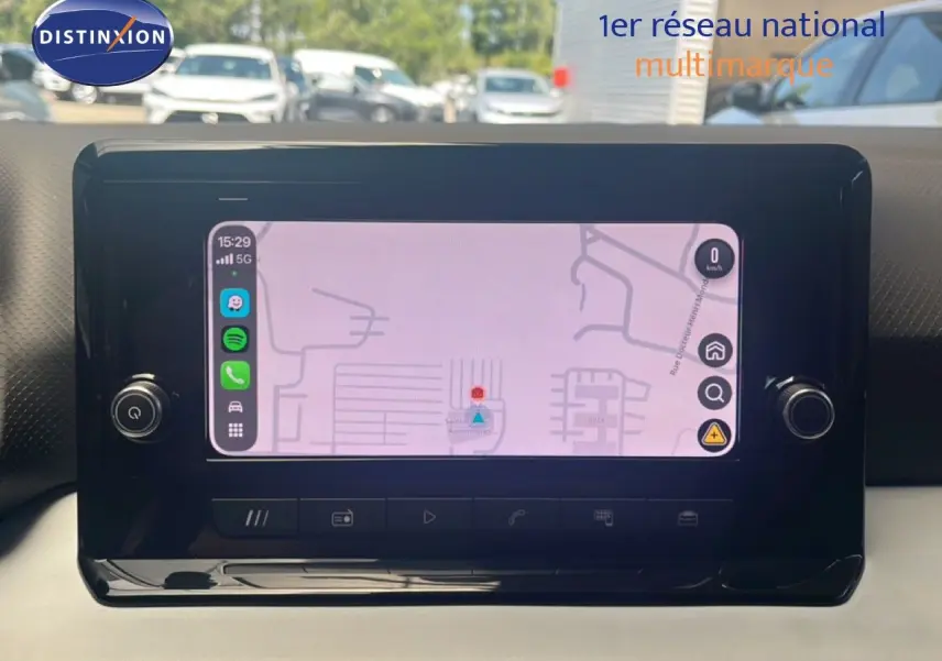 Écran tactile central du tableau de bord du SEAT Arona 2025, affichant une carte de navigation en intérieur.
