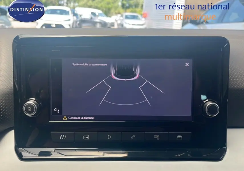 Écran tactile central affichant le système d’aide au stationnement dans l’habitacle d’une SEAT Arona 2025.