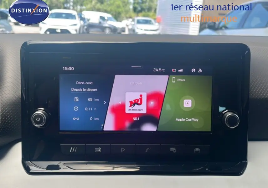 Écran tactile central du tableau de bord de la SEAT Arona 2025, affichant radio NRJ et Apple CarPlay.
