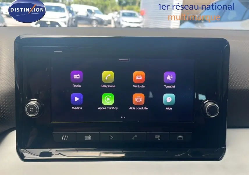 Écran tactile central du tableau de bord du SEAT Arona 2025, affichant les options multimédia et connectivité.