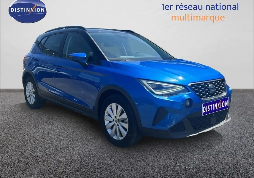 SEAT Arona bleu saphir métal avec toit noir, vue 3/4 avant droit mettant en valeur ses optiques LED et sa calandre.