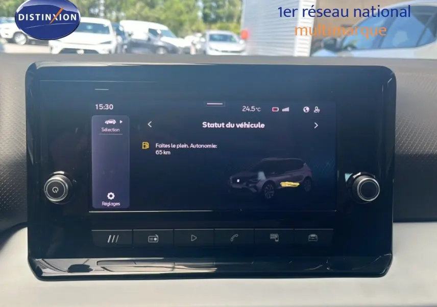 Écran tactile central du tableau de bord du SEAT Arona 2025 affichant le statut du véhicule en extérieur.