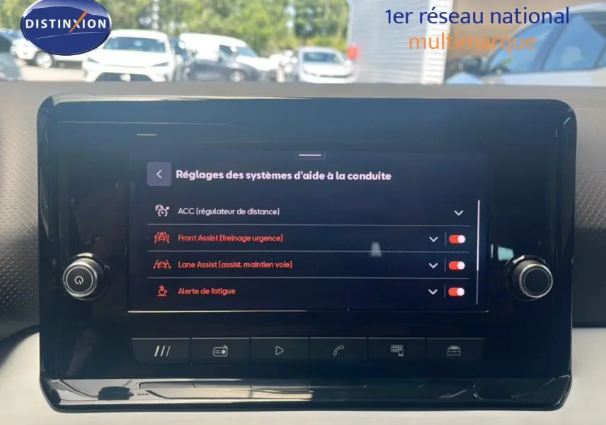 Écran tactile central du SEAT Arona 2025 affichant les réglages des aides à la conduite, vue frontale rapprochée.