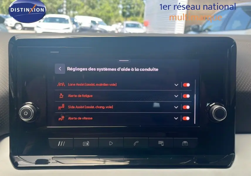 Écran tactile central affichant les réglages d’aide à la conduite dans un SEAT Arona bleu saphir métal avec toit noir.
