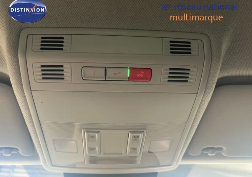 Vue intérieure du plafonnier avec commandes d’éclairage et bouton SOS, sur SEAT Arona bleu saphir toit noir.