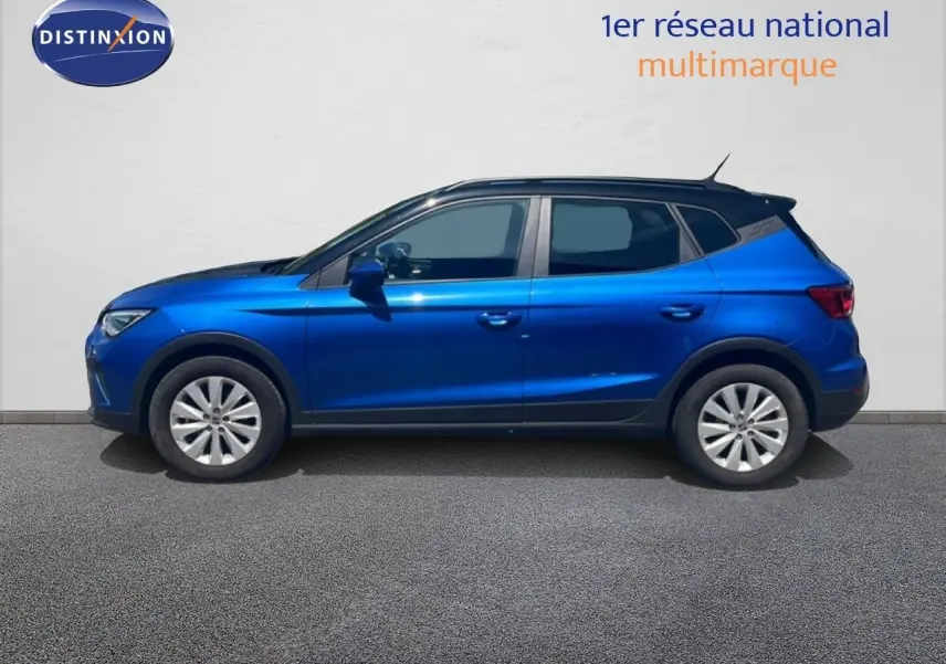Vue latérale droite d'un SEAT Arona bleu saphir avec toit noir, finition Style Special Edition 2025.